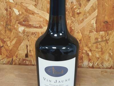 Le Vin Jaune est un savagnin puissant et charpenté au goût de noix et noisette.