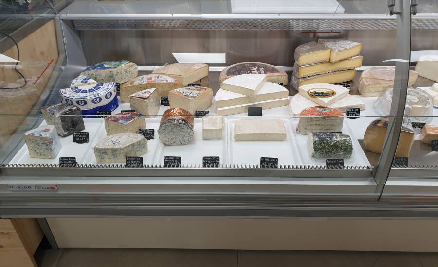 Voici des photos de notre banque de fromages en magasin. Nous avons plusieurs fromages variés, de provenances diverses, en privilégiant le terroir et notre belle région.