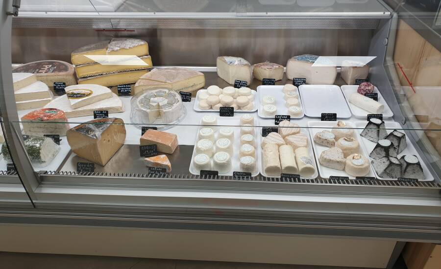 la banque de fromages en magasin, côté chèvre