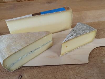 Nous vous proposons un plateau du Jura.
Idéal pour découvrir nos fromages ou pour offrir.