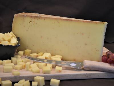 Spécialité de notre fromagerie!
Fabrication sur une base de Comté, enrichi en épices telles que  paprika, gingembre, Cumin, raifort, ail et oignon.