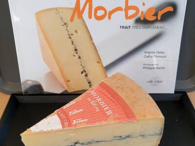 Le Morbier est un fromage au lait cru de vache auquel est ajouté du charbon végétal.