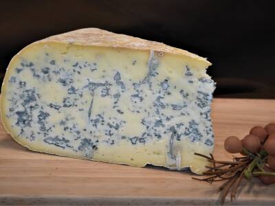 Fromage au lait de vache, à pâte persillée, produit dans les plateaux du Haut-Jura.